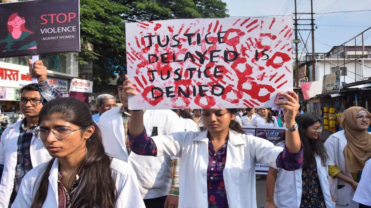 Kolkata doctor rape-murder: ವೈದ್ಯೆಯ ಅತ್ಯಾಚಾರ-ಕೊಲೆ ಪ್ರಕರಣ; ಮರಣೋತ್ತರ ಪರೀಕ್ಷೆ ವರದಿಯಲ್ಲೇನಿದೆ? Kolkata doctor rape-murder: ವೈದ್ಯೆಯ ಅತ್ಯಾಚಾರ-ಕೊಲೆ ಪ್ರಕರಣ; ಮರಣೋತ್ತರ ಪರೀಕ್ಷೆ ವರದಿಯಲ್ಲೇನಿದೆ?
