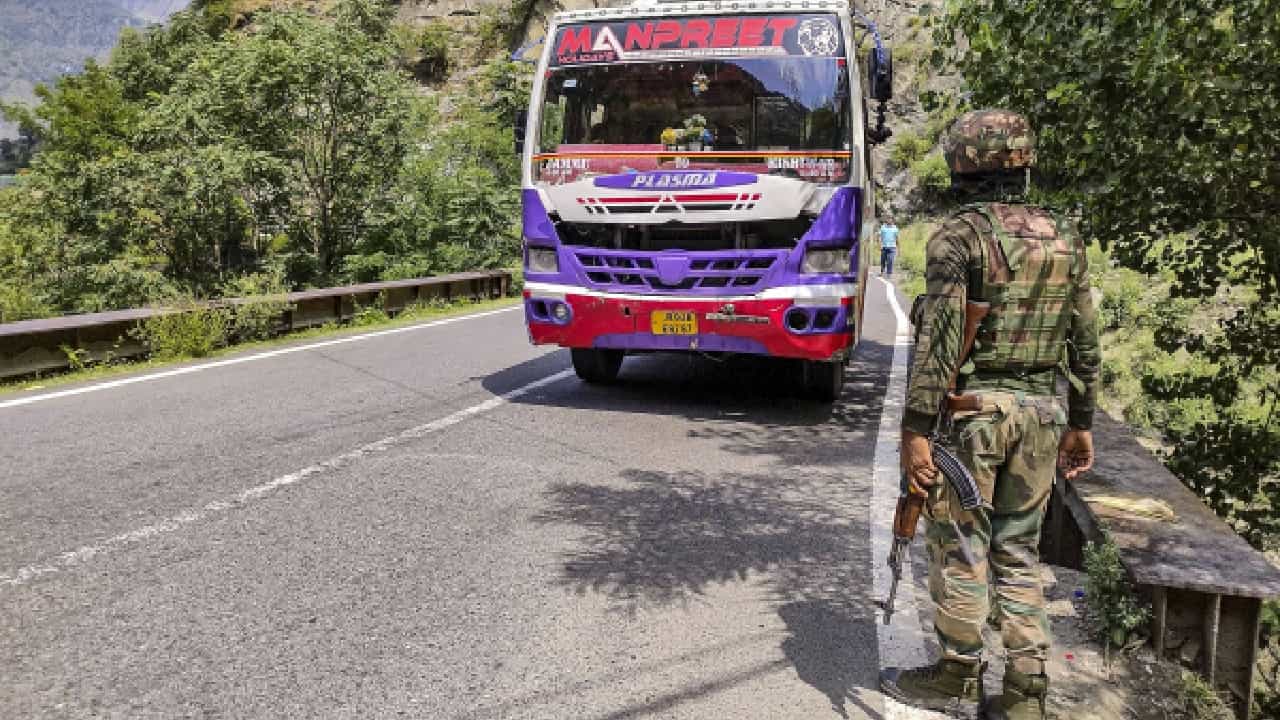 Doda Encounter: ಜಮ್ಮು ಕಾಶ್ಮೀರದ ದೋಡಾದಲ್ಲಿ ಎನ್ಕೌಂಟರ್ ಕಾರ್ಯಾಚರಣೆ ವೇಳೆ ಸೇನಾ ಕ್ಯಾಪ್ಟನ್ ಹುತಾತ್ಮ Doda Encounter: ಜಮ್ಮು ಕಾಶ್ಮೀರದ ದೋಡಾದಲ್ಲಿ ಎನ್ಕೌಂಟರ್ ಕಾರ್ಯಾಚರಣೆ ವೇಳೆ ಸೇನಾ ಕ್ಯಾಪ್ಟನ್ ಹುತಾತ್ಮ