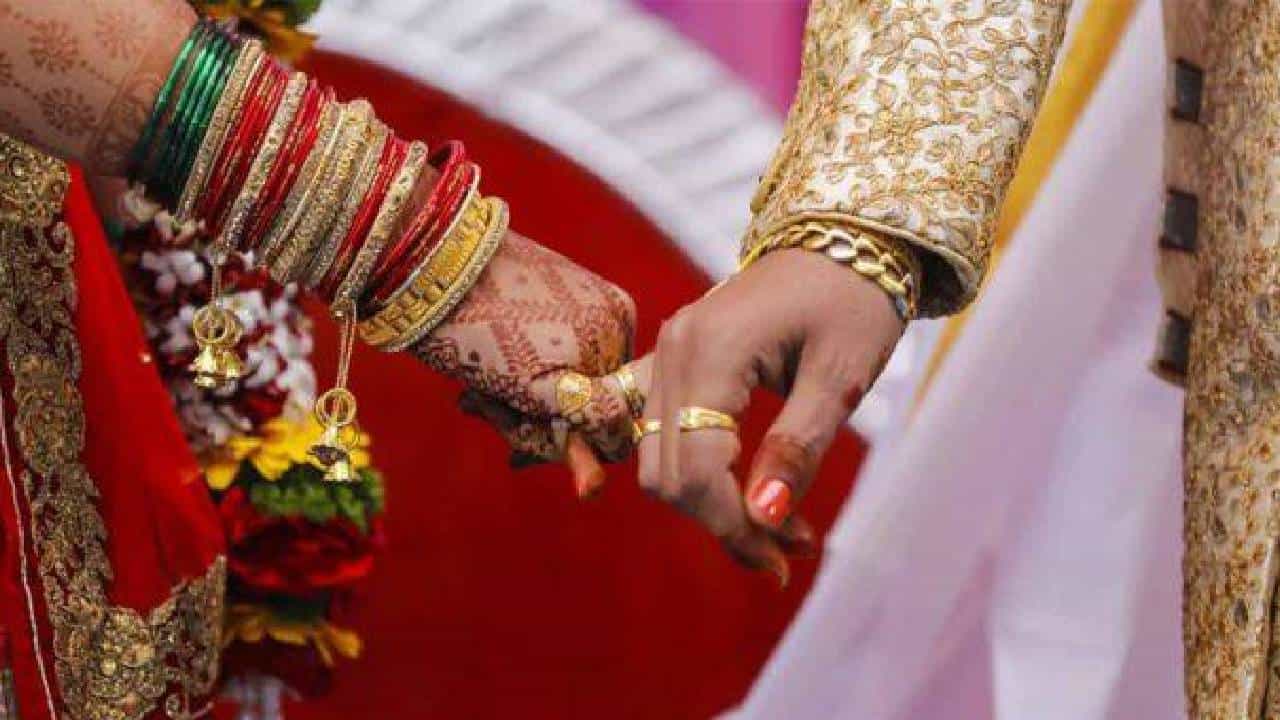 ವರದಕ್ಷಿಣೆ ಕಾಟ; ಕಾರು, ಚಿನ್ನಾಭರಣ ತರೋವರೆಗೂ ಪ್ರಸ್ಥ ಶಾಸ್ತ್ರ ಮಾಡಲ್ಲವೆಂದು ಪತಿ ಪಟ್ಟು ವರದಕ್ಷಿಣೆ ಕಾಟ; ಕಾರು, ಚಿನ್ನಾಭರಣ ತರೋವರೆಗೂ ಪ್ರಸ್ಥ ಶಾಸ್ತ್ರ ಮಾಡಲ್ಲವೆಂದು ಪತಿ ಪಟ್ಟು