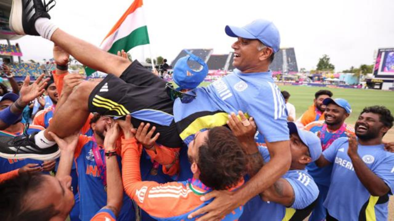 ತಮ್ಮ ಕೋಚಿಂಗ್ನಲ್ಲಿ ಟೀಂ ಇಂಡಿಯಾವನ್ನು ಟಿ20 ವಿಶ್ವ ಚಾಂಪಿಯನ್ ಮಾಡಿದ್ದ ಕನ್ನಡಿಗ ರಾಹುಲ್ ದ್ರಾವಿಡ್, ಇದೀಗ ಕ್ರಿಕೆಟ್ನಿಂದ ಕೊಂಚ ವಿರಾಮ ತೆಗೆದುಕೊಂಡಿದ್ದಾರೆ. ವಾಸ್ತವವಾಗಿ ಟಿ20 ವಿಶ್ವಕಪ್ ಮುಗಿಯುವುದರೊಂದಿಗೆ ಟೀಂ ಇಂಡಿಯಾದಲ್ಲಿ ರಾಹುಲ್ ದ್ರಾವಿಡ್ ಅವರ ಅಧಿಕಾರಾವಧಿಯೂ ಮುಕ್ತಾಯವಾಗಿತ್ತು. ಆ ನಂತರವೂ ಹುದ್ದೆಯಲ್ಲಿ ಮುಂದುವರೆಯಲು ಬಿಸಿಸಿಐ ಕೇಳಿಕೊಂಡಿತ್ತಾದರೂ ದ್ರಾವಿಡ್ ಇದಕ್ಕೆ ಸಮ್ಮತಿ ನೀಡಿರಲಿಲ್ಲ.