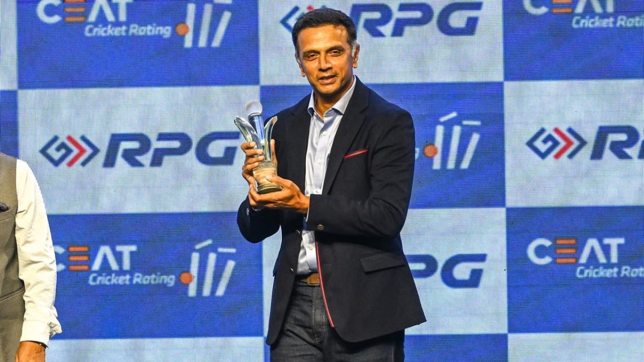 ಇದಕ್ಕೆ ಕಾರಣವನ್ನೂ ನೀಡಿದ್ದ ದ್ರಾವಿಡ್, ತಮ್ಮ ಕುಟುಂಬದೊಂದಿಗೆ ಸಮಯ ಕಳೆಯುವ ಸಲುವಾಗಿ ಕ್ರಿಕೆಟ್​ನಿಂದ ವಿರಾಮ ತೆಗೆದುಕೊಳ್ಳುತ್ತಿರುವುದಾಗಿ ಹೇಳಿಕೊಂಡಿದ್ದರು. ಇದೀಗ ಮುಂಬೈನಲ್ಲಿ ನಡೆದ ಸಿಇಎಟಿ ಕ್ರಿಕೆಟ್ ಪ್ರಶಸ್ತಿ ಸಮಾರಂಭದಲ್ಲಿ ಜೀವಮಾನ ಸಾಧನೆ ಪ್ರಶಸ್ತಿ ಪಡೆದ ಬಳಿಕ ಪತ್ರಕರ್ತರೂ ಕೇಳಿದ ಹಲವು ಪ್ರಶ್ನೆಗಳಿಗೆ ದ್ರಾವಿಡ್ ತಮ್ಮದೇ ದಾಟಿಯಲ್ಲಿ ಉತ್ತರಿಸಿದ್ದಾರೆ. ಅದರಲ್ಲೂ ತಮ್ಮ ಬಯೋಪಿಕ್‌ ಬಗ್ಗೆ ದ್ರಾವಿಡ್ ನೀಡಿದ ಉತ್ತರ ನೆರೆದಿದ್ದವರನ್ನು ನಗೆಗಡಲಲ್ಲಿ ತೇಲುವಂತೆ ಮಾಡಿದೆ.