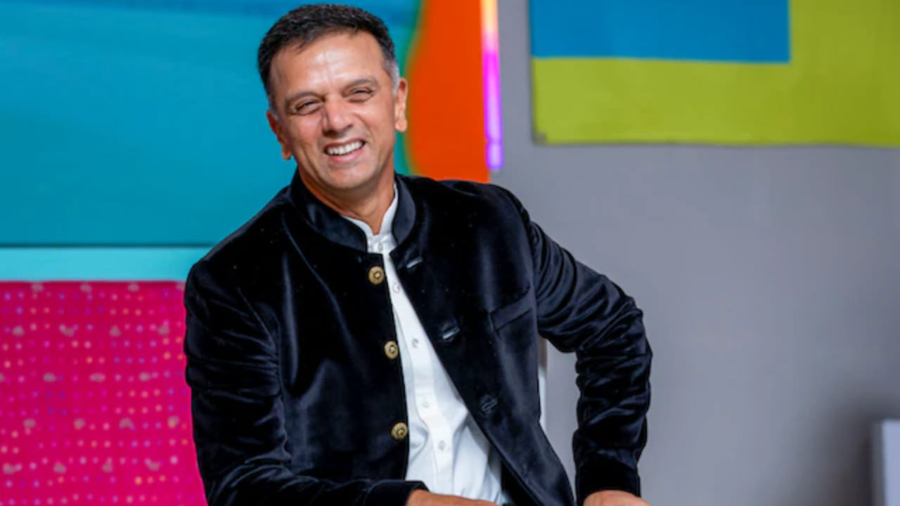 ವಾಸ್ತವವಾಗಿ, ಈ ಪ್ರಶಸ್ತಿ ಸಮಾರಂಭದಲ್ಲಿ ಪಾಪರಾಜಿಗಳು ದ್ರಾವಿಡ್ ಅವರ ಬಳಿ ಹಲವು ಪ್ರಶ್ನೆಗಳನ್ನು ಕೇಳಿದರು. ಈ ವೇಳೆ, ನಿಮ್ಮ ಜೀವನಚರಿತ್ರೆ ತಯಾರಾದರೆ, ನಿಮ್ಮ ಪಾತ್ರದಲ್ಲಿ ಯಾವ ನಟನನ್ನು ನೋಡಲು ಬಯಸುತ್ತೀರಿ? ಎಂಬ ಪ್ರಶ್ನೆಯನ್ನು ಕೇಳಲಾಯಿತು. ಇದಕ್ಕೆ ತಮಾಷೆಯಾಗಿ ಉತ್ತರಿಸಿದ ದ್ರಾವಿಡ್, ‘ನನಗೆ ಉತ್ತಮ ಸಂಭಾವನೆ ನೀಡಿದರೆ, ಈ ಪಾತ್ರವನ್ನು ನಾನೇ ಮಾಡಲು ಬಯಸುತ್ತೇನೆ ಎಂದು ಹೇಳಿ ಜೋರಾಗಿ ನಕ್ಕರು. ದ್ರಾವಿಡ್ ಅವರ ಈ ಉತ್ತರವನ್ನು ಕೇಳಿ ಅಲ್ಲಿದ್ದವರಿಗೂ ನಗು ತಡೆಯಲಾಗಲಿಲ್ಲ. 