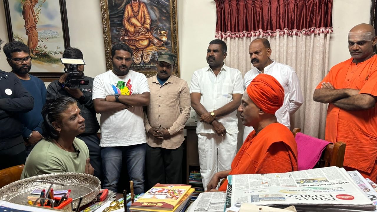 ನಟ ದುನಿಯಾ ವಿಜಯ್ ನಟಿಸಿ, ನಿರ್ದೇಶನ ಮಾಡಿರುವ ‘ಭೀಮ’ ಸಿನಿಮಾ ಕೆಲವೇ ದಿನಗಳಲ್ಲಿ ಬಿಡುಗಡೆ ಆಗಲಿದೆ. ಈ ಹಿನ್ನೆಲೆಯಲ್ಲಿ ವಿಜಯ್ ಇಂದು (ಆಗಸ್ಟ್ 2) ಸಿದ್ದಗಂಗಾ ಮಠಕ್ಕೆ ಭೇಟಿ ನೀಡಿದ್ದಾರೆ.