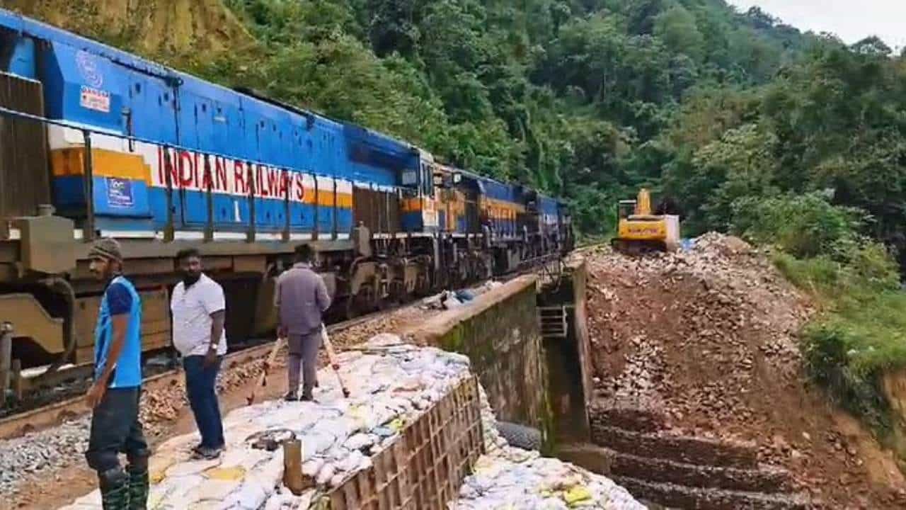 ಭೂಕುಸಿತದಿಂದ ರದ್ದಾಗಿದ್ದ ಬೆಂಗಳೂರು-ಮಂಗಳೂರು ರೈಲು ಸಂಚಾರ ಪುನರಾರಂಭ ಭೂಕುಸಿತದಿಂದ ರದ್ದಾಗಿದ್ದ ಬೆಂಗಳೂರು-ಮಂಗಳೂರು ರೈಲು ಸಂಚಾರ ಪುನರಾರಂಭ