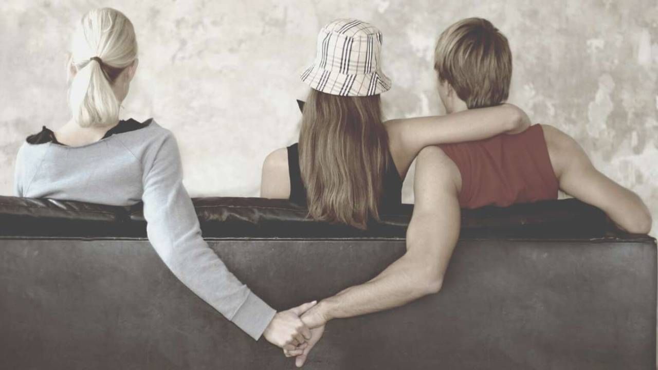 ವಿವಾಹೇತರ ಸಂಬಂಧ ಪ್ರಶ್ನಿಸಿದ್ದಕ್ಕೆ ಪತ್ನಿಯ ಥಳಿಸಿ ಫಿನಾಯಿಲ್ ಕುಡಿಸಿದ ಪತಿ ವಿವಾಹೇತರ ಸಂಬಂಧ ಪ್ರಶ್ನಿಸಿದ್ದಕ್ಕೆ ಪತ್ನಿಯ ಥಳಿಸಿ ಫಿನಾಯಿಲ್ ಕುಡಿಸಿದ ಪತಿ