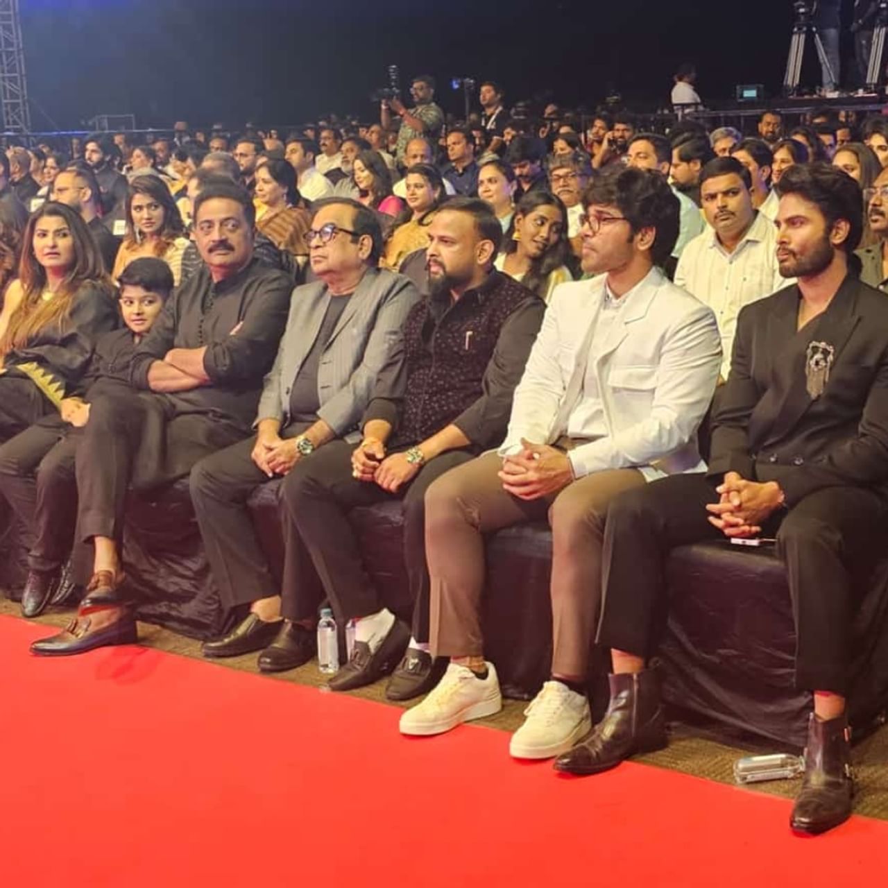 69ನೇ ಫಿಲಂಫೇರ್ ದಕ್ಷಿಣ 2024 ಪ್ರಶಸ್ತಿ ಪ್ರದಾನ ಸಮಾರಂಭ ಆಗಸ್ಟ್ 3 ರಂದು ಹೈದರಾಬಾದ್ನಲ್ಲಿ ಅದ್ಧೂರಿಯಾಗಿ ನೆರವೇರಿದೆ. ಕನ್ನಡ, ತೆಲುಗು, ತಮಿಳು, ಮಲಯಾಳಂ ಭಾಷೆಗಳ ಅತ್ಯುತ್ತಮ ಸಿನಿಮಾಗಳಿಗೆ ಪ್ರಶಸ್ತಿ ಪ್ರಧಾನ ಮಾಡಲಾಯ್ತು.