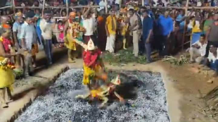 ತಮಿಳುನಾಡು: ದೇವಸ್ಥಾನದಲ್ಲಿ ಕೆಂಡ ಹಾಯುವಾಗ ಬಿದ್ದ ಬಾಲಕ, ವಿಡಿಯೋ ತಮಿಳುನಾಡು: ದೇವಸ್ಥಾನದಲ್ಲಿ ಕೆಂಡ ಹಾಯುವಾಗ ಬಿದ್ದ ಬಾಲಕ, ವಿಡಿಯೋ