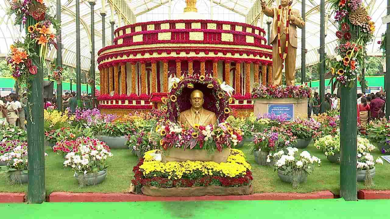 78ನೇ ಸ್ವಾತಂತ್ರ್ಯ ದಿನಾಚರಣೆಯ ಸಂಭ್ರಮ ಹಿನ್ನಲೆ ಸಸ್ಯಕಾಶಿ ಲಾಲ್ಬಾಗ್ನಲ್ಲಿ ಸಂವಿಧಾನ ಶಿಲ್ಪಿ ಡಾ. ಬಾಬಾ ಸಾಹೇಬ್ ಅಂಬೇಡ್ಕರ್ ಅವರ ಜೀವನ ಚರಿತ್ರೆ ಆಧರಿಸಿ ಫ್ಲವರ್ ಶೋ 8 ನೇ ದಿನಕ್ಕೆ ಕಾಲಿಟ್ಟಿದ್ದು, ಕುಟುಂಬ ಸಮೇತ ಲಕ್ಷಾಂತರ ಜನರು ಲಾಲ್ ಬಾಗ್ಗೆ ಭೇಟಿಕೊಟ್ಟು ಸಂಭಮಿಸಿದ್ದಾರೆ.