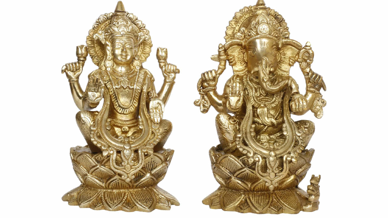 ವಾಸ್ತು ಶಾಸ್ತ್ರದಲ್ಲಿ ಲಕ್ಷ್ಮಿ ಮತ್ತು ಗಣಪತಿಯ ವಿಗ್ರಹಗಳನ್ನು ಮಂಗಳಕರ ಸಂಕೇತವೆಂದು ಪರಿಗಣಿಸಲಾಗಿದೆ. ಆದ್ದರಿಂದ, ಅವುಗಳನ್ನು ಸರಿಯಾದ ದಿಕ್ಕಿನಲ್ಲಿ ಇಡುವುದು ಬಹಳ ಮುಖ್ಯವೆಂದು ಪರಿಗಣಿಸಲಾಗುತ್ತದೆ. ಶಾಸ್ತ್ರಗಳ ಪ್ರಕಾರ, ಲಕ್ಷ್ಮಿ ದೇವಿಯ ವಿಗ್ರಹವನ್ನು ಪೂಜಾ ಕೋಣೆಯಲ್ಲಿ ಸರಿಯಾದ ದಿಕ್ಕಿನಲ್ಲಿ ಇಡುವುದರಿಂದ ವಿಶೇಷ ಲಾಭ ಮತ್ತು ಸಂಪತ್ತು ಬರುತ್ತದೆ. ಈಗ ವಾಸ್ತು ಪ್ರಕಾರ ಗಣಪತಿ ಲಕ್ಷ್ಮೀ ದೇವಿಯ ವಿಗ್ರಹಗಳನ್ನು ಯಾವ ದಿಕ್ಕಿನಲ್ಲಿ ಇಡುವುದು ಒಳ್ಳೆಯದು ಎಂದು ತಿಳಿದುಕೊಳ್ಳೋಣ.