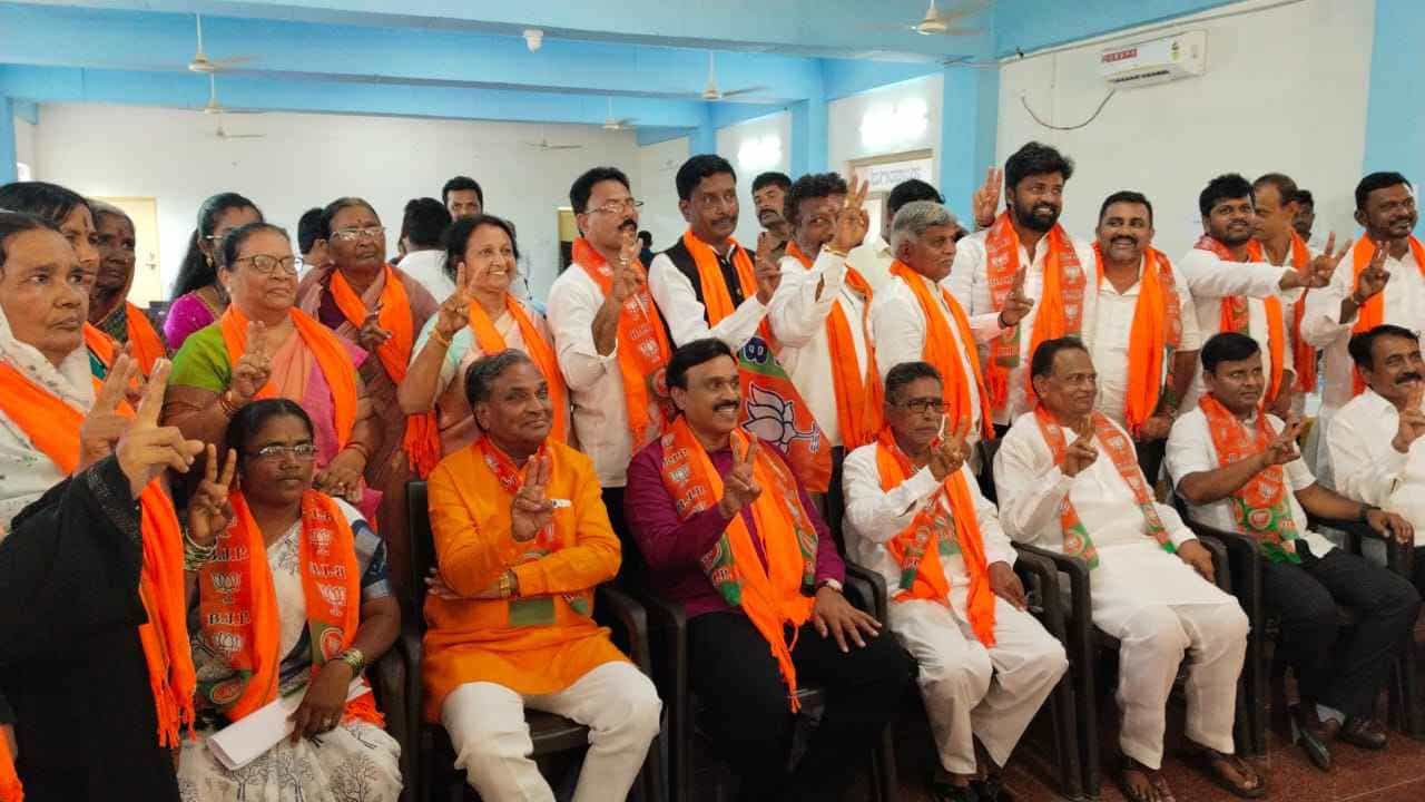 ಕಾಂಗ್ರೆಸ್ನಲ್ಲಿ ಬಣ ಬಡಿದಾಟ: ಬಿಜೆಪಿ ಕಡೆಯಿಂದ ಗಂಗಾವತಿ ನಗರಸಭೆ ಅಧ್ಯಕ್ಷನಾದ ಮುಸ್ಲಿಂ ಸದಸ್ಯ ಕಾಂಗ್ರೆಸ್ನಲ್ಲಿ ಬಣ ಬಡಿದಾಟ: ಬಿಜೆಪಿ ಕಡೆಯಿಂದ ಗಂಗಾವತಿ ನಗರಸಭೆ ಅಧ್ಯಕ್ಷನಾದ ಮುಸ್ಲಿಂ ಸದಸ್ಯ