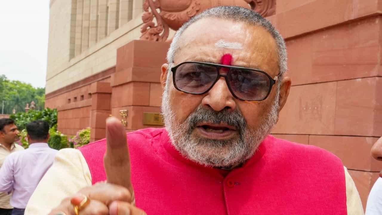 ಬಿಹಾರದ ಬೇಗುಸರಾಯ್ನಲ್ಲಿ ಕೇಂದ್ರ ಸಚಿವ ಗಿರಿರಾಜ್ ಸಿಂಗ್ ಮೇಲೆ ಹಲ್ಲೆ? ಬಿಹಾರದ ಬೇಗುಸರಾಯ್ನಲ್ಲಿ ಕೇಂದ್ರ ಸಚಿವ ಗಿರಿರಾಜ್ ಸಿಂಗ್ ಮೇಲೆ ಹಲ್ಲೆ?