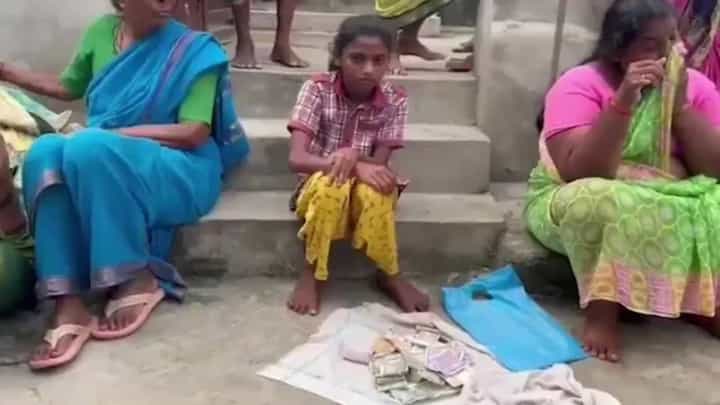 ತೆಲಂಗಾಣ: ತಾಯಿಯ ಅಂತ್ಯಸಂಸ್ಕಾರಕ್ಕಾಗಿ ಭಿಕ್ಷೆ ಬೇಡಿದ ಮಗಳು ತೆಲಂಗಾಣ: ತಾಯಿಯ ಅಂತ್ಯಸಂಸ್ಕಾರಕ್ಕಾಗಿ ಭಿಕ್ಷೆ ಬೇಡಿದ ಮಗಳು