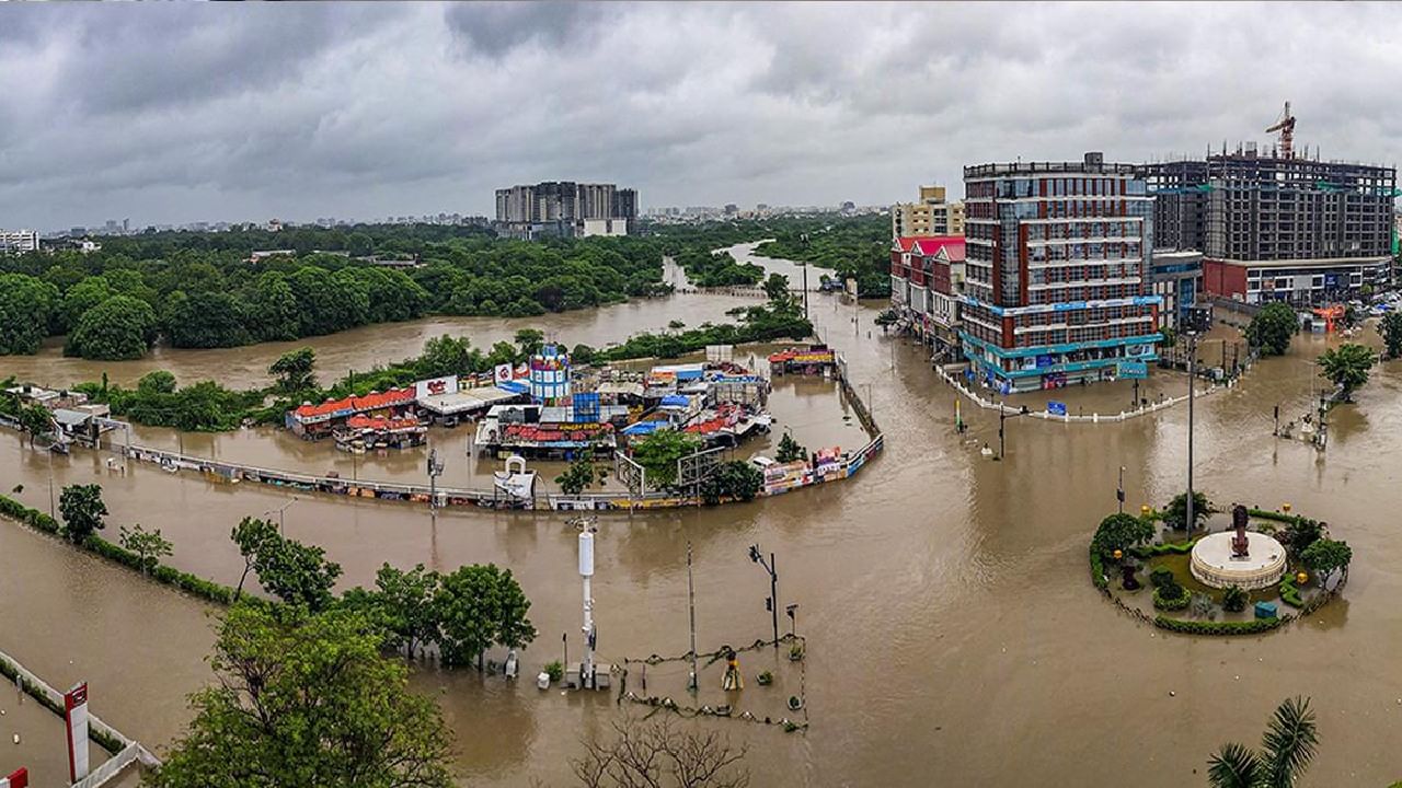 Gujarat Floods: ಗುಜರಾತ್​ನಲ್ಲಿ ಭಾರೀ ಮಳೆ; ಪ್ರವಾಹದ ಡ್ರೋನ್ ವಿಡಿಯೋ ಇಲ್ಲಿದೆ