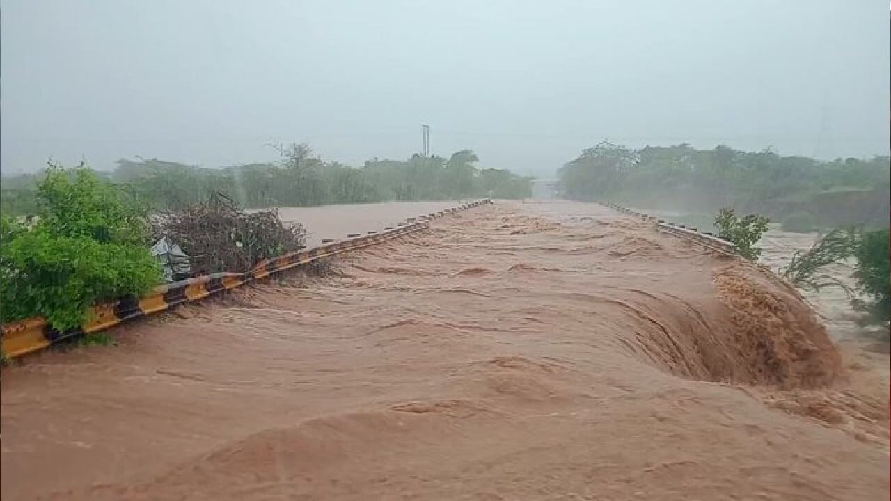 Gujarat Flood: ಗುಜರಾತ್​ನಲ್ಲಿ ಪ್ರವಾಹದ ಎಚ್ಚರಿಕೆ; ಹೈವೇ ಮೇಲೆ ಭೋರ್ಗರೆಯುತ್ತಿರುವ ಮಳೆ ನೀರು