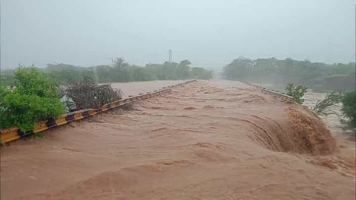 Gujarat Flood: ಗುಜರಾತ್ನಲ್ಲಿ ಪ್ರವಾಹದ ಎಚ್ಚರಿಕೆ; ಹೈವೇ ಮೇಲೆ ಭೋರ್ಗರೆಯುತ್ತಿರುವ ಮಳೆ ನೀರು Gujarat Flood: ಗುಜರಾತ್ನಲ್ಲಿ ಪ್ರವಾಹದ ಎಚ್ಚರಿಕೆ; ಹೈವೇ ಮೇಲೆ ಭೋರ್ಗರೆಯುತ್ತಿರುವ ಮಳೆ ನೀರು