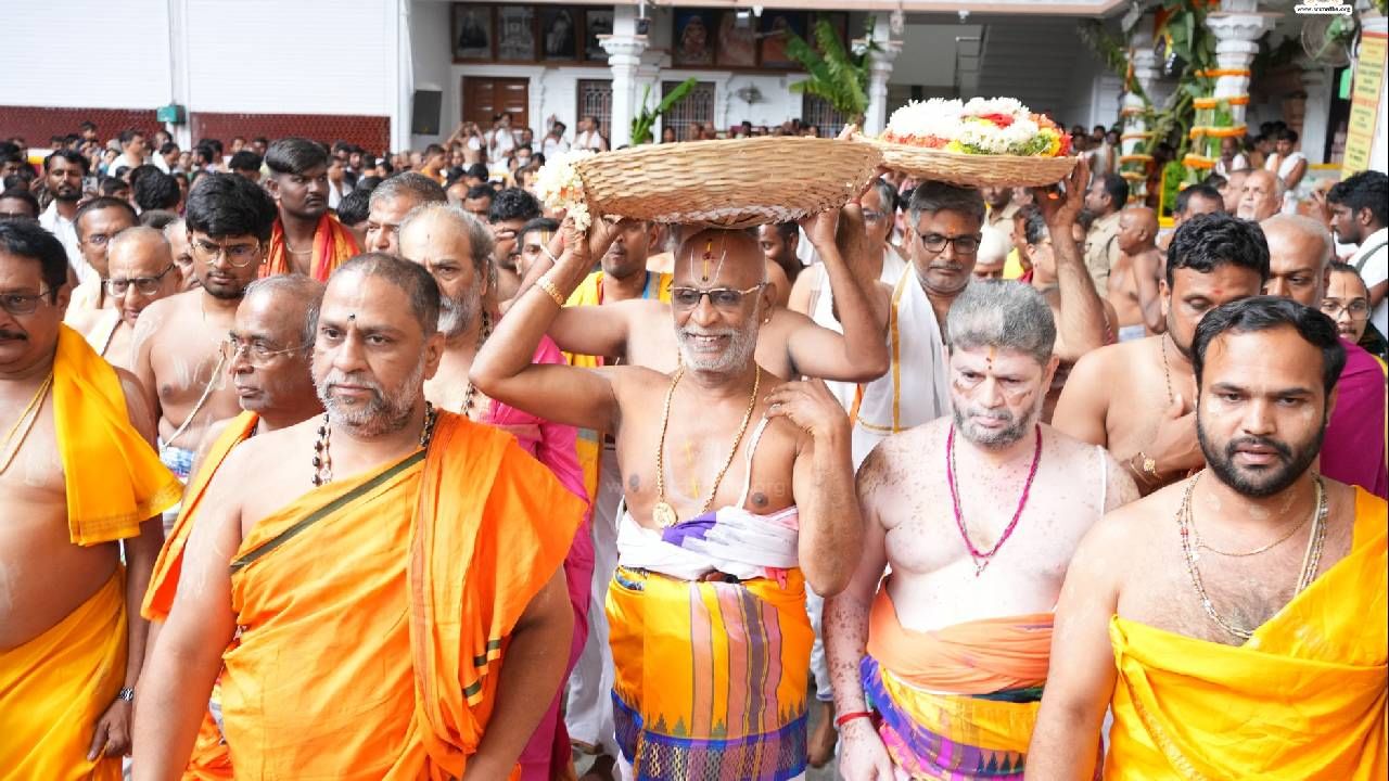 Rayara Aradhane 2024: offering Srirangam Temple's Shesha Vastra to Raghavendra swamiji photos  