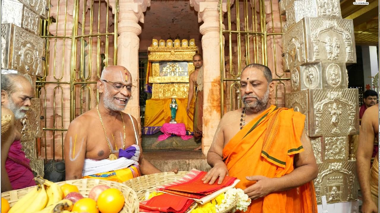 Rayara Aradhane 2024: offering Srirangam Temple's Shesha Vastra to Raghavendra swamiji photos  