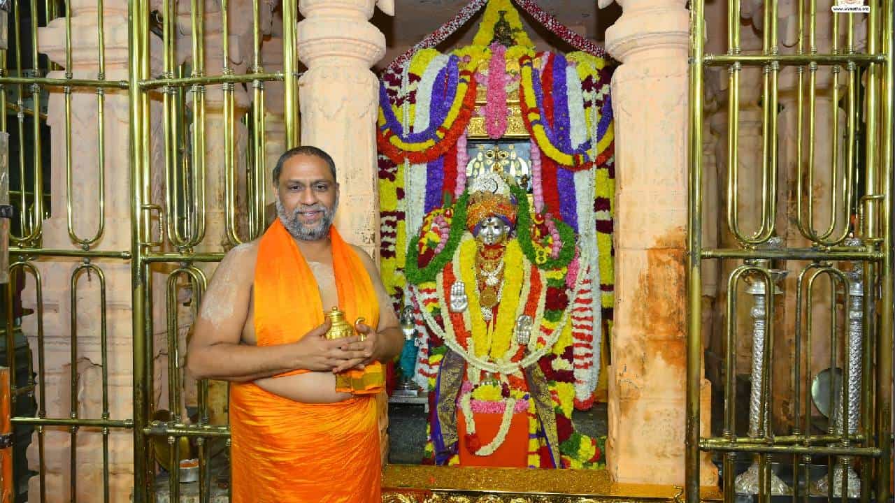 Rayara Aradhane 2024: offering Srirangam Temple's Shesha Vastra to Raghavendra swamiji photos