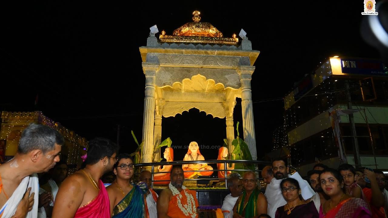 Rayara Aradhane 2024: offering Srirangam Temple's Shesha Vastra to Raghavendra swamiji photos  