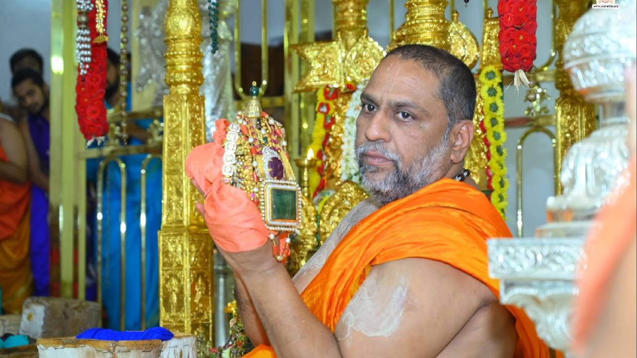 Rayara Aradhane 2024: offering Srirangam Temple's Shesha Vastra to Raghavendra swamiji photos  