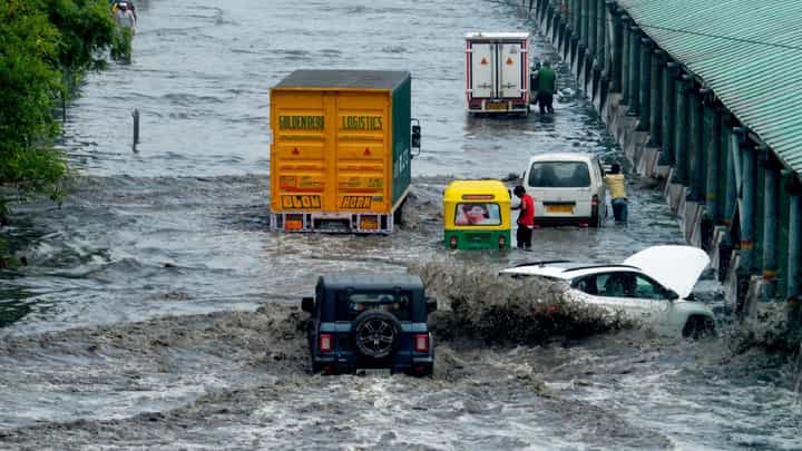 Gurugram Floods: ಜಲಗ್ರಾಮವಾದ ಗುರುಗ್ರಾಮ; ಭಾರೀ ಮಳೆಯಿಂದ ಕೆರೆಯಂತಾದ ರಸ್ತೆಗಳು Gurugram Floods: ಜಲಗ್ರಾಮವಾದ ಗುರುಗ್ರಾಮ; ಭಾರೀ ಮಳೆಯಿಂದ ಕೆರೆಯಂತಾದ ರಸ್ತೆಗಳು
