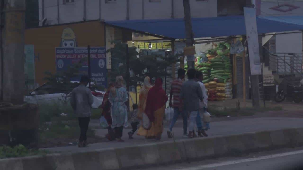 ಹಾಸನದಲ್ಲಿ ಅಕ್ರಮವಾಗಿ ಬಾಂಗ್ಲಾದೇಶಿಗರು ನೆಲೆ: ಡಿಸಿ ಕಚೇರಿ ಆವರಣದಲ್ಲೇ ನಕಲಿ ದಾಖಲೆ ವಿತರಣೆ, ಅಧಿಕಾರಿ ವಶಕ್ಕೆ! ಹಾಸನದಲ್ಲಿ ಅಕ್ರಮವಾಗಿ ಬಾಂಗ್ಲಾದೇಶಿಗರು ನೆಲೆ: ಡಿಸಿ ಕಚೇರಿ ಆವರಣದಲ್ಲೇ ನಕಲಿ ದಾಖಲೆ ವಿತರಣೆ, ಅಧಿಕಾರಿ ವಶಕ್ಕೆ!