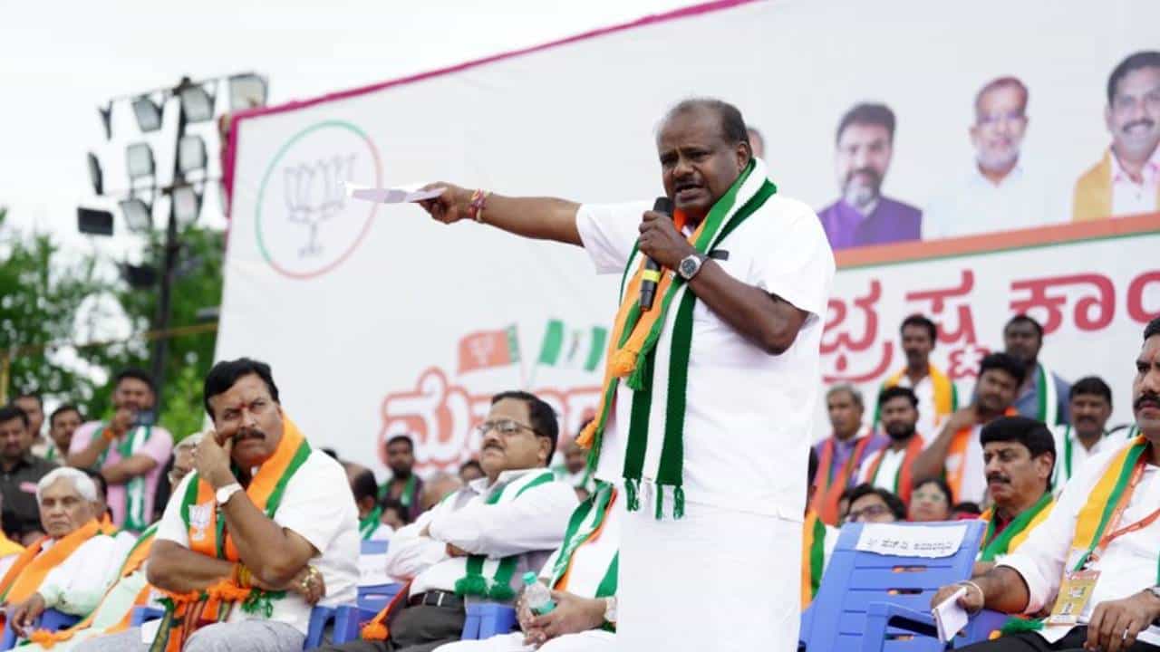 ನಿವೃತ್ತ ಯೋಧನ ಮಗಳನ್ನು ಅಪಹರಿಸಿ ಜಮೀನು ಬರೆಸಿಕೊಂಡಿದ್ದೀರಿ: ಡಿಕಶಿ ವಿರುದ್ಧ ಕುಮಾರಸ್ವಾಮಿ ಆರೋಪ ನಿವೃತ್ತ ಯೋಧನ ಮಗಳನ್ನು ಅಪಹರಿಸಿ ಜಮೀನು ಬರೆಸಿಕೊಂಡಿದ್ದೀರಿ: ಡಿಕಶಿ ವಿರುದ್ಧ ಕುಮಾರಸ್ವಾಮಿ ಆರೋಪ