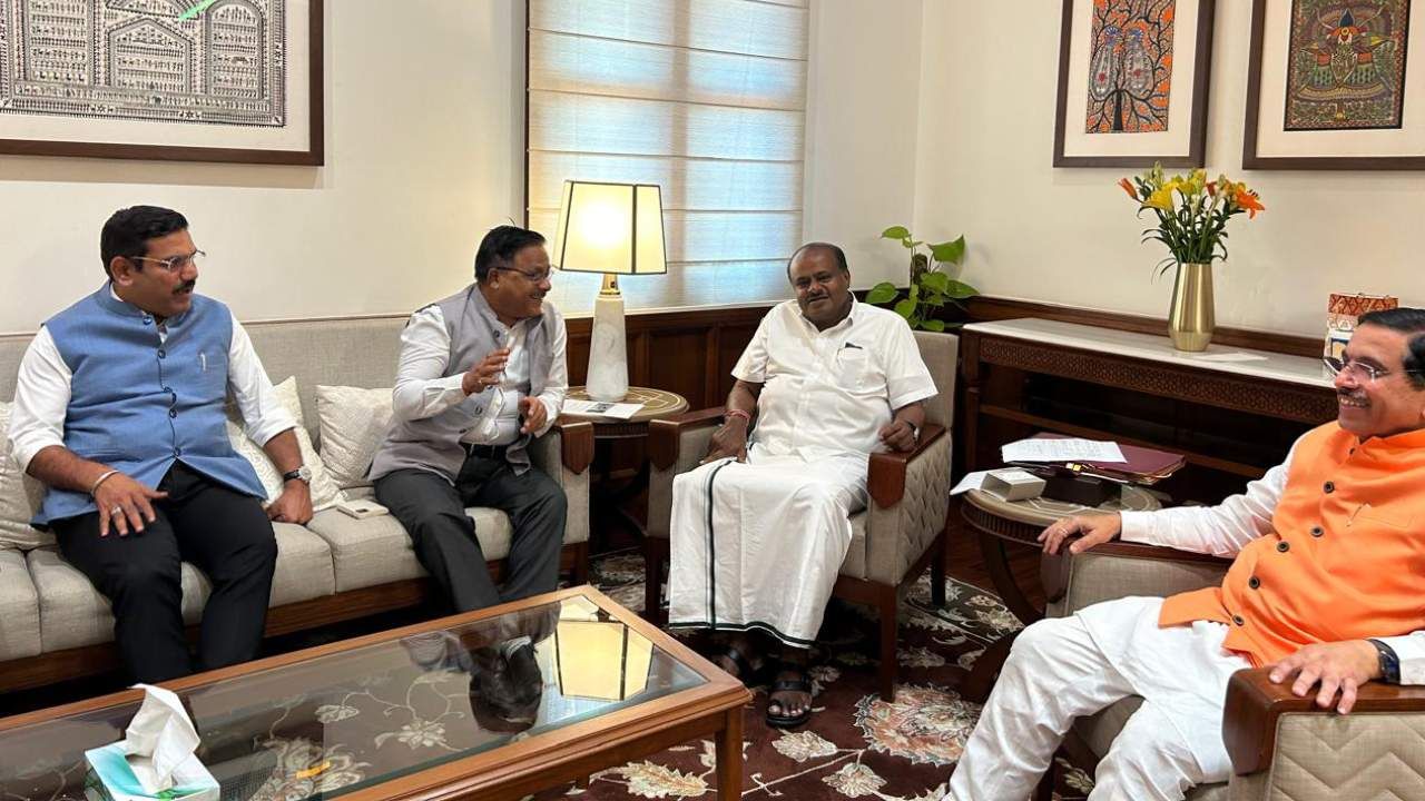 ಕೊನೆಗೂ ತಣ್ಣಗಾಯ್ತು ಕುಮಾರಸ್ವಾಮಿ ಕೋಪ: ಪಾದಯಾತ್ರೆ ಬಗ್ಗೆ ಅಧಿಕೃತ ನಿಲುವು ಪ್ರಕಟಿಸಿದ ಜೆಡಿಎಸ್ ಕೊನೆಗೂ ತಣ್ಣಗಾಯ್ತು ಕುಮಾರಸ್ವಾಮಿ ಕೋಪ: ಪಾದಯಾತ್ರೆ ಬಗ್ಗೆ ಅಧಿಕೃತ ನಿಲುವು ಪ್ರಕಟಿಸಿದ ಜೆಡಿಎಸ್