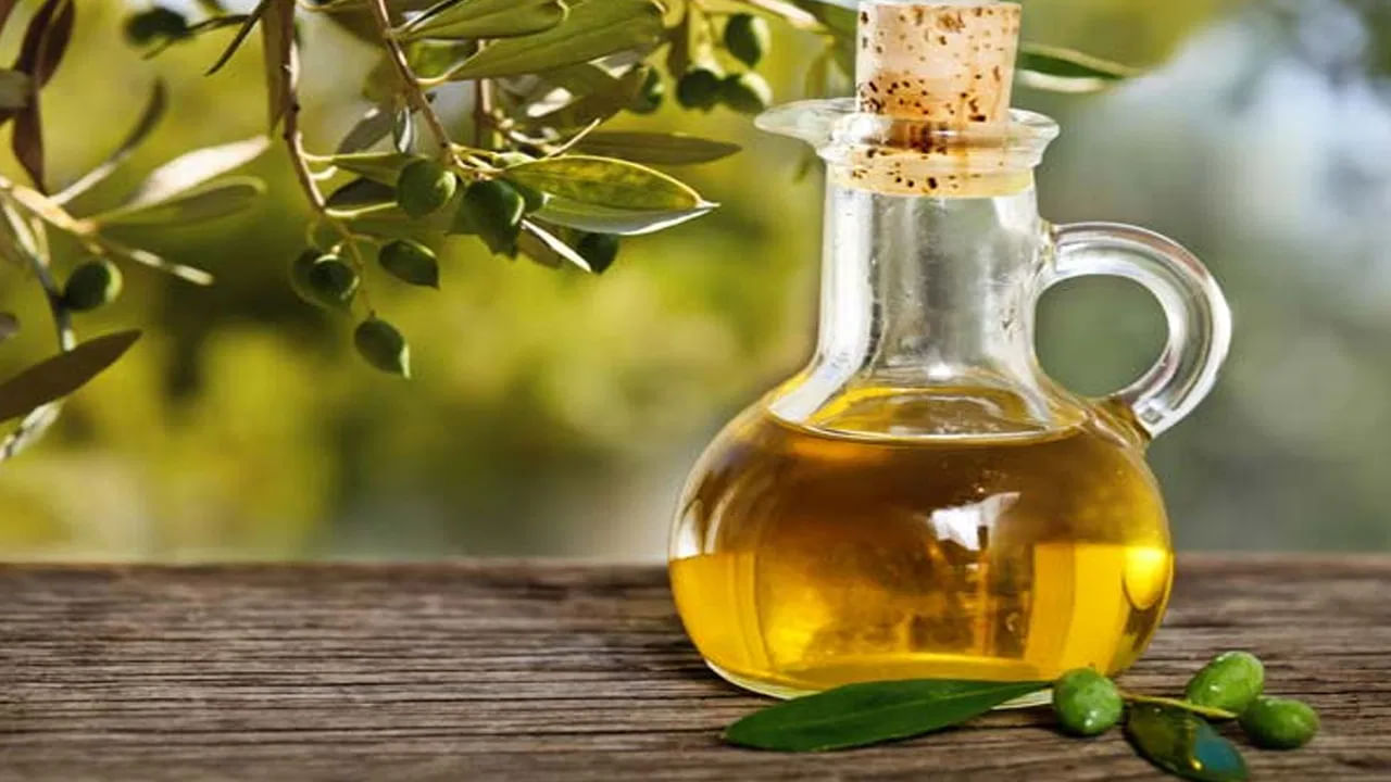 Lemon Oil For Hair Growth:  ನಿಂಬೆ ಹಣ್ಣು ಅಂದ್ರೆ ಅದು ತಾಯಿಗಿಂತ ಶ್ರೇಷ್ಠ ಎಂಬ ಮಾತಿದೆ. ಅಂದರೆ ನಿಂಬೆ ಹಣ್ಣಿನ ಪ್ರಯೋಜನಗಳು ಹಾಗಿವೆ. ಇನ್ನು ನಿಂಬೆ ಎಣ್ಣೆಯಿಂದಾಗುವ ಉಪಯೋಗಗಳು ಇನ್ನೂ ಅದ್ಭುತವಾಗಿವೆ. ಈ ಎಣ್ಣೆಯು ಆ್ಯಂಟಿ ಫಂಗಲ್, ಆ್ಯಂಟಿ ಬ್ಯಾಕ್ಟೀರಿಯಲ್, ಆ್ಯಂಟಿಮೈಕ್ರೊಬಿಯಲ್ ಮತ್ತು ಆ್ಯಂಟಿ ಇನ್‌ಫ್ಲಮೇಟರಿ ಗುಣಗಳನ್ನು ಹೊಂದಿದೆ. ಇವು ಹೇರ್ ಕಂಡೀಷನರ್ ಗಳಾಗಿ ಕಾರ್ಯನಿರ್ವಹಿಸುತ್ತವೆ. ನಿಂಬೆ ಎಣ್ಣೆಯಲ್ಲಿರುವ ವಿಟಮಿನ್‌ಗಳನ್ನು ವಿವಿಧ ಹೇರ್ ಮಾಸ್ಕ್‌ಗಳಲ್ಲಿಯೂ ಬಳಸಬಹುದು. ಲಿಂಬೆ ಎಣ್ಣೆಯನ್ನು ಕೂದಲಿಗೆ ನಿಯಮಿತವಾಗಿ ಹಚ್ಚುವುದರಿಂದ ಆಗುವ ಪ್ರಯೋಜನಗಳನ್ನು ಇಲ್ಲಿ ತಿಳಿದುಕೊಳ್ಳೋಣ.
