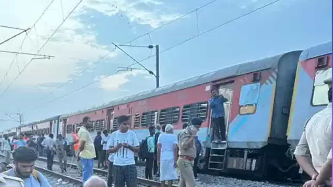 ಉತ್ತರ ಪ್ರದೇಶ: ಹಳಿ ತಪ್ಪಿದ ಸಬರಮತಿ ಎಕ್ಸ್ಪ್ರೆಸ್ ರೈಲು, ಯಾವುದೇ ಸಾವು-ನೋವು ಸಂಭವಿಸಿಲ್ಲ ಎಂದ ಅಶ್ವಿನಿ ವೈಷ್ಣವ್ ಉತ್ತರ ಪ್ರದೇಶ: ಹಳಿ ತಪ್ಪಿದ ಸಬರಮತಿ ಎಕ್ಸ್ಪ್ರೆಸ್ ರೈಲು, ಯಾವುದೇ ಸಾವು-ನೋವು ಸಂಭವಿಸಿಲ್ಲ ಎಂದ ಅಶ್ವಿನಿ ವೈಷ್ಣವ್