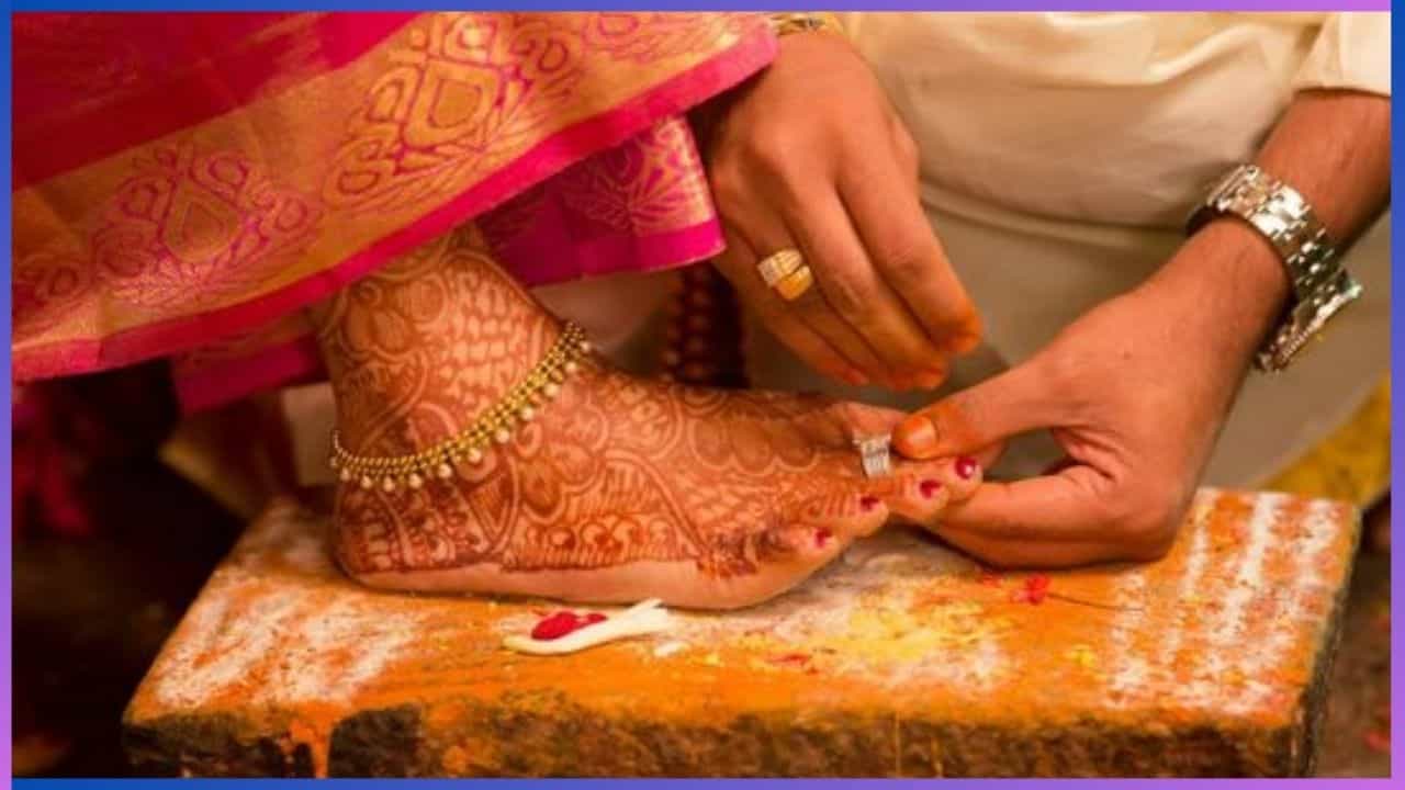 ಮದುವೆಯ ದಿನ ವರ ತನ್ನ ವಧುವಿನ ಕಾಲಿಗೆ ಕಾಲುಂಗುರವನ್ನು ತೊಡಿಸುವ ಪದ್ಧತಿ ಹಿಂದಿನಿಂದಲೂ ನಡೆದುಕೊಂಡು ಬಂದಿದೆ. ಇದರ ಹಿಂದೆ ಅನೇಕ ರೀತಿಯ ಆರೋಗ್ಯ ಪ್ರಯೋಜನಗಳಿವೆ ಎಂದರೆ ನಂಬುತ್ತೀರಾ? ಹೌದು. ಇದು ನಿಜ. ಹಾಗಾದರೆ ಕಾಲಿಗೆ ಉಂಗುರ ತೊಡಿಸುವುದು ಏಕೆ? ಕಾಲಿನ ಎರಡನೇ ಬೆರಳಿಗೆ ಏಕೆ ಈ ಉಂಗುರ ತೊಡಿಸಬೇಕು? ಇಲ್ಲಿದೆ ಮಾಹಿತಿ.