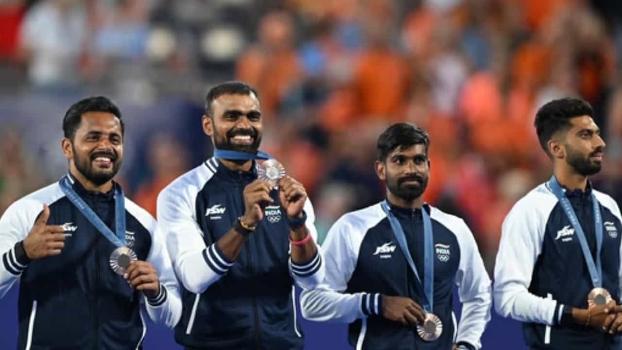 ಪ್ಯಾರಿಸ್ ಒಲಿಂಪಿಕ್ಸ್ನಲ್ಲಿ ಕಂಚಿನ ಪದಕಕ್ಕಾಗಿ ನಡೆದ ಪಂದ್ಯದಲ್ಲಿ ಸ್ಪೇನ್ ತಂಡವನ್ನು ಮಣಿಸಿದ ಭಾರತ ಹಾಕಿ ತಂಡ ಕಂಚಿನ ಪದಕವನ್ನು ಗೆದ್ದುಕೊಂಡಿತು. ಇದರೊಂದಿಗೆ ಸತತ ಎರಡು ಒಲಿಂಪಿಕ್ಸ್ಗಳಲ್ಲಿ ಪದಕ ಗೆದ್ದ ಸಾಧನೆಯನ್ನು ಭಾರತ ಹಾಕಿ ತಂಡ ಮಾಡಿತ್ತು. ಇದೀಗ ಒಲಿಂಪಿಕ್ಸ್ನಿಂದ ದೇಶಕ್ಕೆ ವಾಪಸ್ಸಾಗಿರುವ ಭಾರತ ಹಾಕಿ ತಂಡ ಮುಂದಿನ ತಿಂಗಳಿಂದ ಮತ್ತೆ ಅಖಾಡಕ್ಕಿಳಿಯಲು ತಯಾರಿ ನಡೆಸುತ್ತಿದೆ.