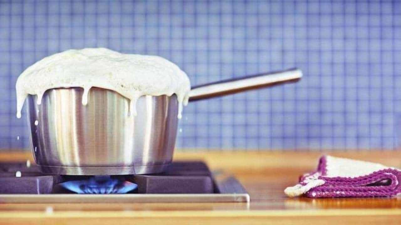 Boiled Milk: ಹಾಲು ಕುದಿಸುವಾಗ ಈ ತಪ್ಪುಗಳನ್ನು ಮಾಡಬೇಡಿ Boiled Milk: ಹಾಲು ಕುದಿಸುವಾಗ ಈ ತಪ್ಪುಗಳನ್ನು ಮಾಡಬೇಡಿ