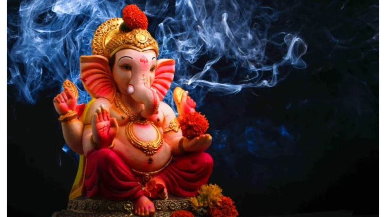 Vinayak Chaturthi 2024: ಹಿಂದೂ ಧರ್ಮದಲ್ಲಿ ಶ್ರಾವಣ ಮಾಸದಲ್ಲಿ ವಿನಾಯಕ ಚತುರ್ಥಿಗೆ ಹೆಚ್ಚಿನ ಪ್ರಾಮುಖ್ಯತೆ ಇದೆ. ಗಣೇಶನ ಪೂಜೆಗೆ ಈ ವಿಶೇಷ ದಿನವನ್ನು ಅತ್ಯಂತ ಮಂಗಳಕರವೆಂದು ಪರಿಗಣಿಸಲಾಗಿದೆ. ವಿನಾಯಕ ಚತುರ್ಥಿಯ ದಿನದಂದು ಗಣಪತಿಯನ್ನು ವಿಶೇಷವಾಗಿ ಪೂಜಿಸುವುದರಿಂದ ಭಕ್ತರ ಎಲ್ಲಾ ಇಷ್ಟಾರ್ಥಗಳು ಈಡೇರುತ್ತವೆ. ಜೀವನದಲ್ಲಿ ಸಂತೋಷ, ಸಮೃದ್ಧಿ ಮತ್ತು ಸಮೃದ್ಧಿ ಬರುತ್ತದೆ ಎಂಬ ಭರವಸೆಯಿದೆ. ಇದಲ್ಲದೆ ವೃತ್ತಿಯಲ್ಲಿನ ಅಡೆತಡೆಗಳಿಂದ ಮುಕ್ತಿ ಸಿಗುತ್ತದೆ. ಇದರಿಂದ ಜನರು ಎಲ್ಲಾ ದುಃಖ ಮತ್ತು ನೋವುಗಳಿಂದ ಮುಕ್ತರಾಗುತ್ತಾರೆ. ಮುಂದೆ ಯಾವುದೇ ತೊಂದರೆಗಳನ್ನು ಎದುರಿಸಬೇಕಾಗಿಲ್ಲ.