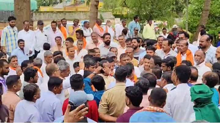 ಉತ್ತರ ಕನ್ನಡ: ಬಿಜೆಪಿ ಕಾರ್ಯಕರ್ತರ ಸಭೆಯಲ್ಲಿ ಹೊಡೆದಾಟ ಉತ್ತರ ಕನ್ನಡ: ಬಿಜೆಪಿ ಕಾರ್ಯಕರ್ತರ ಸಭೆಯಲ್ಲಿ ಹೊಡೆದಾಟ