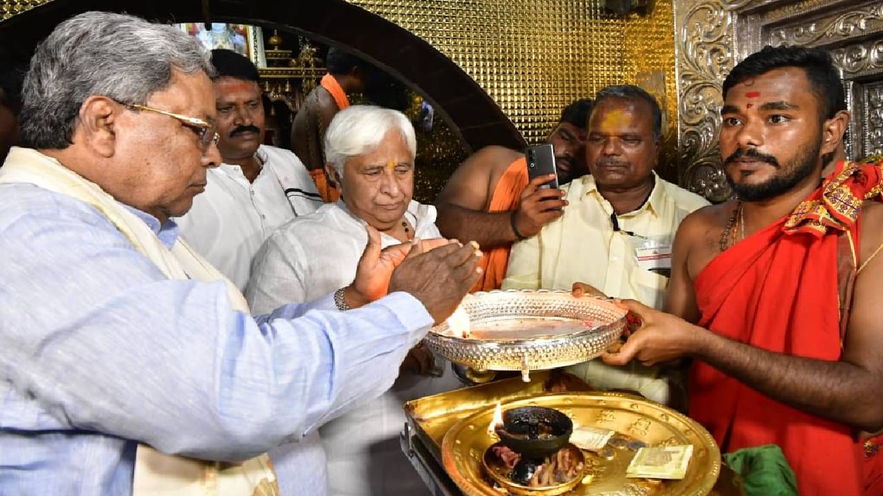 ಸಿಎಂ ಸಿದ್ದರಾಮಯ್ಯ ಹೆಸರಿನಲ್ಲಿ ಸಂಕಷ್ಟ ಹರಣ ಪೂಜೆ ಮಾಡಿಸಿದ ಸಿದ್ದು ಅಭಿಮಾನಿಗಳು ಸಿಎಂ ಸಿದ್ದರಾಮಯ್ಯ ಹೆಸರಿನಲ್ಲಿ ಸಂಕಷ್ಟ ಹರಣ ಪೂಜೆ ಮಾಡಿಸಿದ ಸಿದ್ದು ಅಭಿಮಾನಿಗಳು