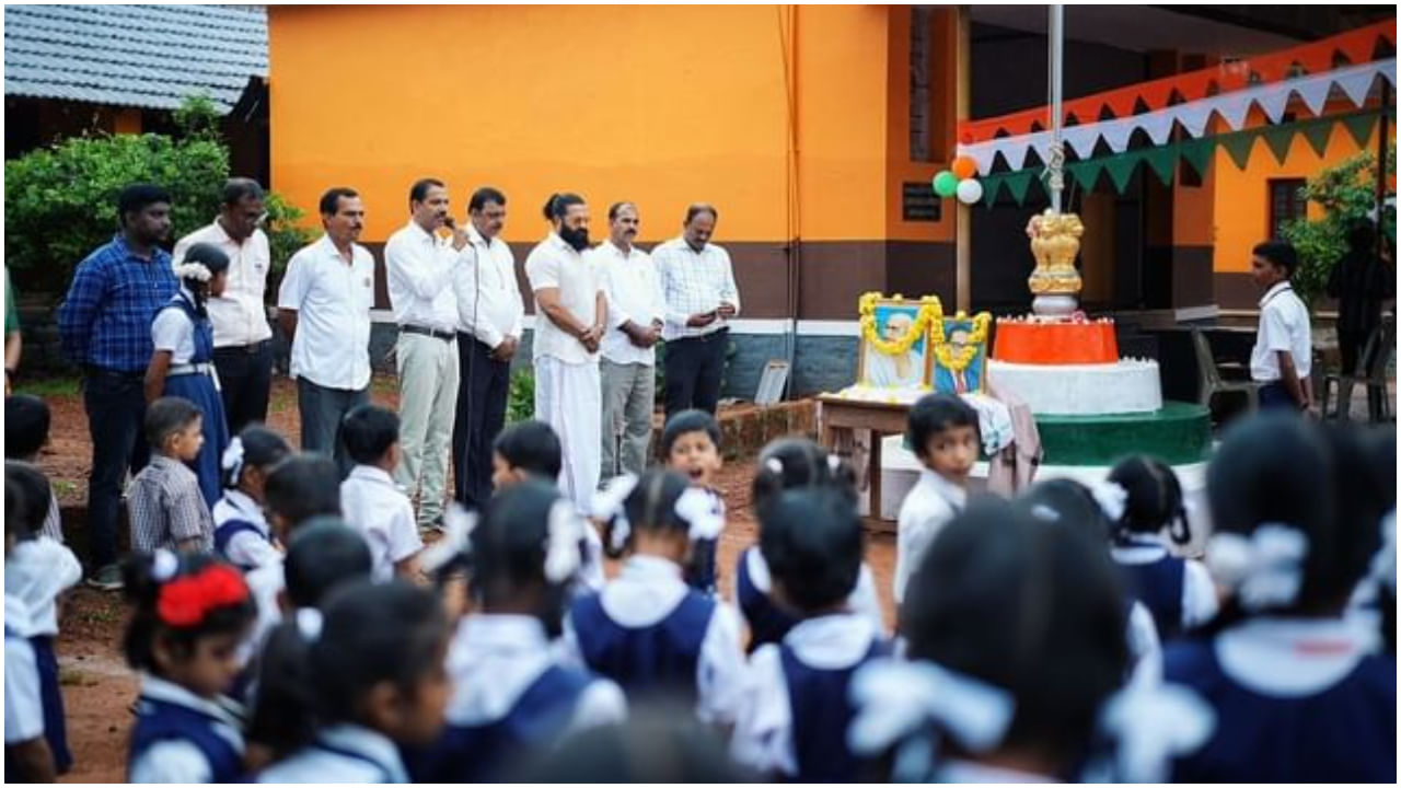 ನಟ ರಿಷಬ್​ ಶೆಟ್ಟಿ ಅವರು ಕೆರಾಡಿ ಶಾಲೆಯಲ್ಲಿ ಸ್ವಾತಂತ್ರ್ಯೋತ್ಸವ ಆಚರಿಸಿದ್ದಾರೆ. ಈಗಾಗಲೇ ಅವರು ಈ ಶಾಲೆಯನ್ನು ದತ್ತು ಪಡೆದುಕೊಂಡು ಅದರ ಅಭಿವೃದ್ಧಿಗಾಗಿ ಕೆಲಸ ಮಾಡುತ್ತಿದ್ದಾರೆ. ಸರ್ಕಾರಿ ಶಾಲೆಗೆ ಬೇಕಾದ ಮೂಲ ಸೌಕರ್ಯಗಳನ್ನು ಅವರು ನೀಡುತ್ತಿದ್ದಾರೆ.