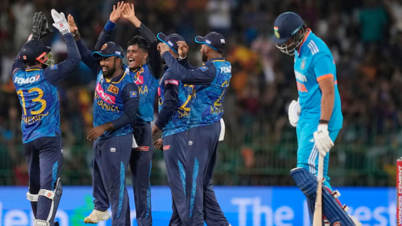 ಟೀಂ ಇಂಡಿಯಾದ ಶ್ರೀಲಂಕಾ ಪ್ರವಾಸ ಸೋಲಿನೊಂದಿಗೆ ಅಂತ್ಯಗೊಂಡಿದೆ. ಉಭಯ ತಂಡಗಳ ನಡುವೆ ನಡೆದ ಏಕದಿನ ಸರಣಿಯಲ್ಲಿ ಟೀಂ ಇಂಡಿಯಾ 0-2 ಅಂತರದಿಂದ ಸೋಲನುಭವಿಸಿತ್ತು. ಕೊಲಂಬೊದ ಆರ್ ಪ್ರೇಮದಾಸ ಸ್ಟೇಡಿಯಂನಲ್ಲಿ ಸರಣಿಯ ಕೊನೆಯ ಪಂದ್ಯ ನಡೆದಿದ್ದು, ರೋಹಿತ್ ಶರ್ಮಾ ನಾಯಕತ್ವದ ಭಾರತ ತಂಡ 110 ರನ್ಗಳಿಂದ ಸೋತಿತ್ತು.