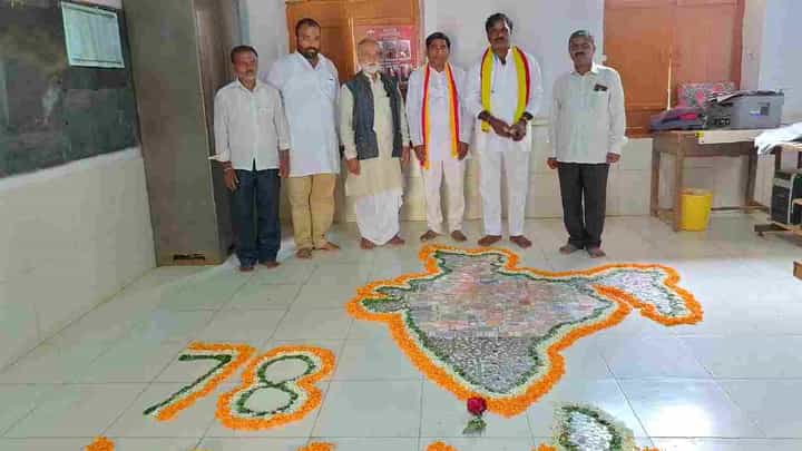 ಹುಬ್ಬಳ್ಳಿ: ಹಳೇ ನಾಣ್ಯ, ನೋಟು ಸಂಗ್ರಹಿಸಿ ಭಾರತ ನಕ್ಷೆ ತಯಾರಿಸಿ ಸ್ವಾತಂತ್ರೋತ್ಸವ ಸಂಭ್ರಮಾಚರಣೆ ಹುಬ್ಬಳ್ಳಿ: ಹಳೇ ನಾಣ್ಯ, ನೋಟು ಸಂಗ್ರಹಿಸಿ ಭಾರತ ನಕ್ಷೆ ತಯಾರಿಸಿ ಸ್ವಾತಂತ್ರೋತ್ಸವ ಸಂಭ್ರಮಾಚರಣೆ