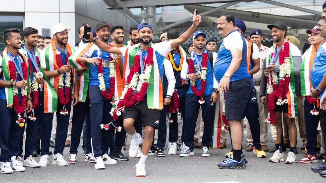 India Hockey Team: ಭಾರತ ಹಾಕಿ ತಂಡಕ್ಕೆ ಭವ್ಯ ಸ್ವಾಗತ India Hockey Team: ಭಾರತ ಹಾಕಿ ತಂಡಕ್ಕೆ ಭವ್ಯ ಸ್ವಾಗತ