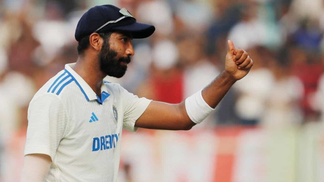 ಭಾರತದ ಮುಂಬರುವ ಸರಣಿಯಲ್ಲಿ ಜಸ್ಪ್ರೀತ್ ಬುಮ್ರಾ (Jasprit Bumrah) ಕಾಣಿಸಿಕೊಳ್ಳುವುದು ಅನುಮಾನ. ಸೆಪ್ಟೆಂಬರ್ ತಿಂಗಳಲ್ಲಿ ನಡೆಯಲಿರುವ ಬಾಂಗ್ಲಾದೇಶ್ ವಿರುದ್ಧದ ಸರಣಿಯ ವೇಳೆ ಬುಮ್ರಾ ವಿಶ್ರಾಂತಿ ನೀಡಲು ಆಯ್ಕೆ ಸಮಿತಿ ಚಿಂತಿಸಿದೆ. ಹೀಗಾಗಿ ಬಾಂಗ್ಲಾ ವಿರುದ್ಧದ ಸರಣಿಯಿಂದಲೂ ಟೀಮ್ ಇಂಡಿಯಾ ವೇಗಿ ಹೊರಗುಳಿಯುವ ಸಾಧ್ಯತೆಯಿದೆ.
