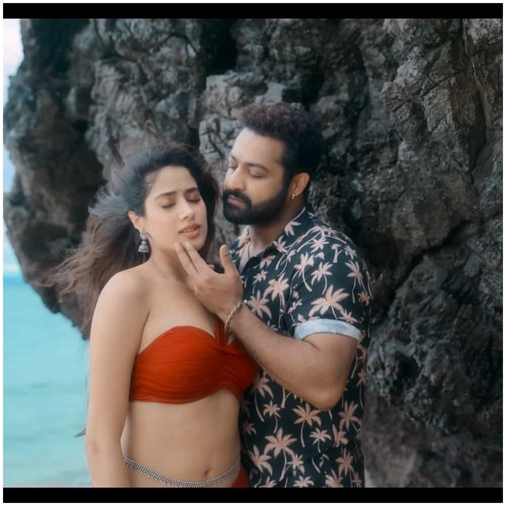 ಜೂನಿಯರ್ ಎನ್ಟಿಆರ್ ಹಾಗೂ ಜಾನ್ವಿ ಕಪೂರ್ ಅವರು ‘ದೇವರ’ ಸಿನಿಮಾದಲ್ಲಿ ಒಟ್ಟಾಗಿ ನಟಿಸುತ್ತಿದ್ದಾರೆ. ಈ ಚಿತ್ರದ ಎರಡನೇ ಸಾಂಗ್ ಇತ್ತೀಚೆಗೆ ರಿಲೀಸ್ ಆಗಿದೆ. ಈ ಹಾಡಿನಲ್ಲಿ ಇಬ್ಬರ ಕೆಮಿಸ್ಟ್ರಿ ನೋಡಿ ಫ್ಯಾನ್ಸ್ ಫಿದಾ ಆಗಿದ್ದಾರೆ.