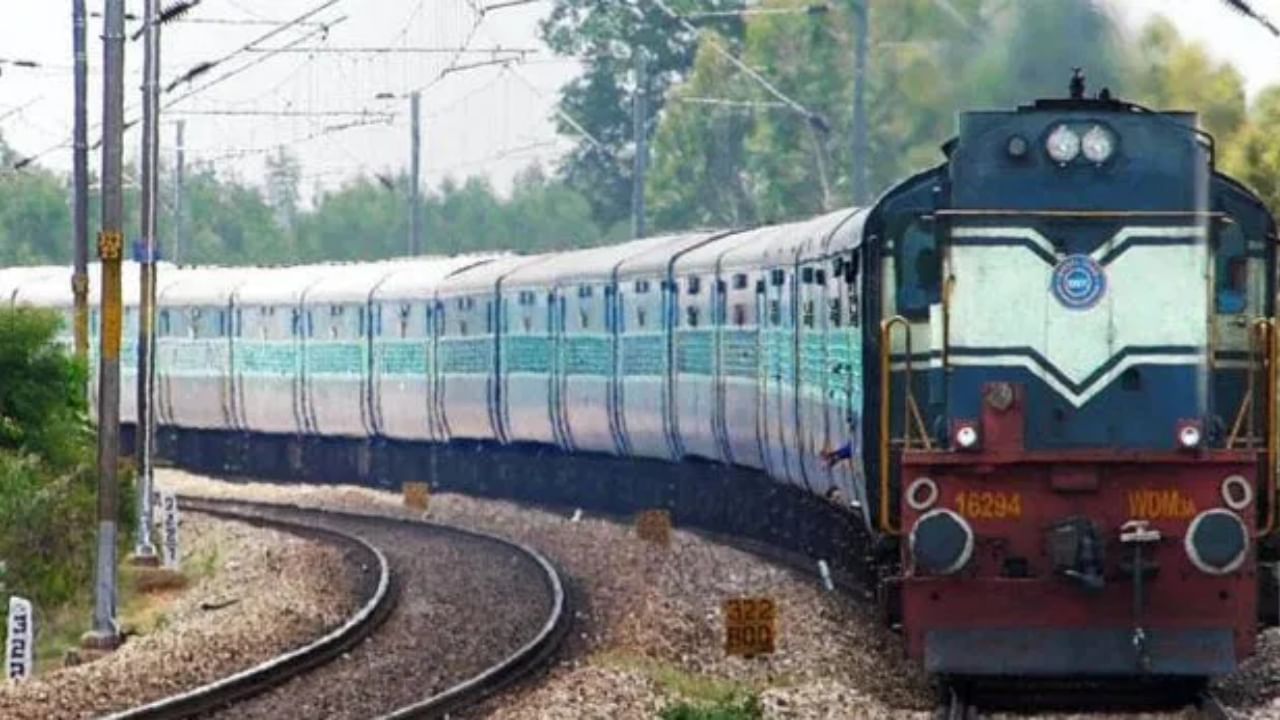 ಬೆಂಗಳೂರು ಮೂಲಕ ಹಾದುಹೋಗಲಿವೆ: ಎರಡೂ ವಿಶೇಷ ರೈಲುಗಳು ಕೆಎಸ್‌ಆರ್ ಬೆಂಗಳೂರು, ಸೇಲಂ, ನಾಮಕ್ಕಲ್, ಕರೂರ್, ತಿರುಚ್ಚಿರಾಪಳ್ಳಿ, ಕಾರೈಕ್ಕುಡಿ, ಮನನಮದುರೈ, ಅರುಪ್ಪುಕ್ಕೊಟ್ಟೈ, ವಿರುದುನಗರ, ರಾಜಪಾಳ್ಯಂ ಮತ್ತು ತೆಂಕಶಿ ಮೂಲಕ ಹಾದುಹೋಗಲಿವೆ.