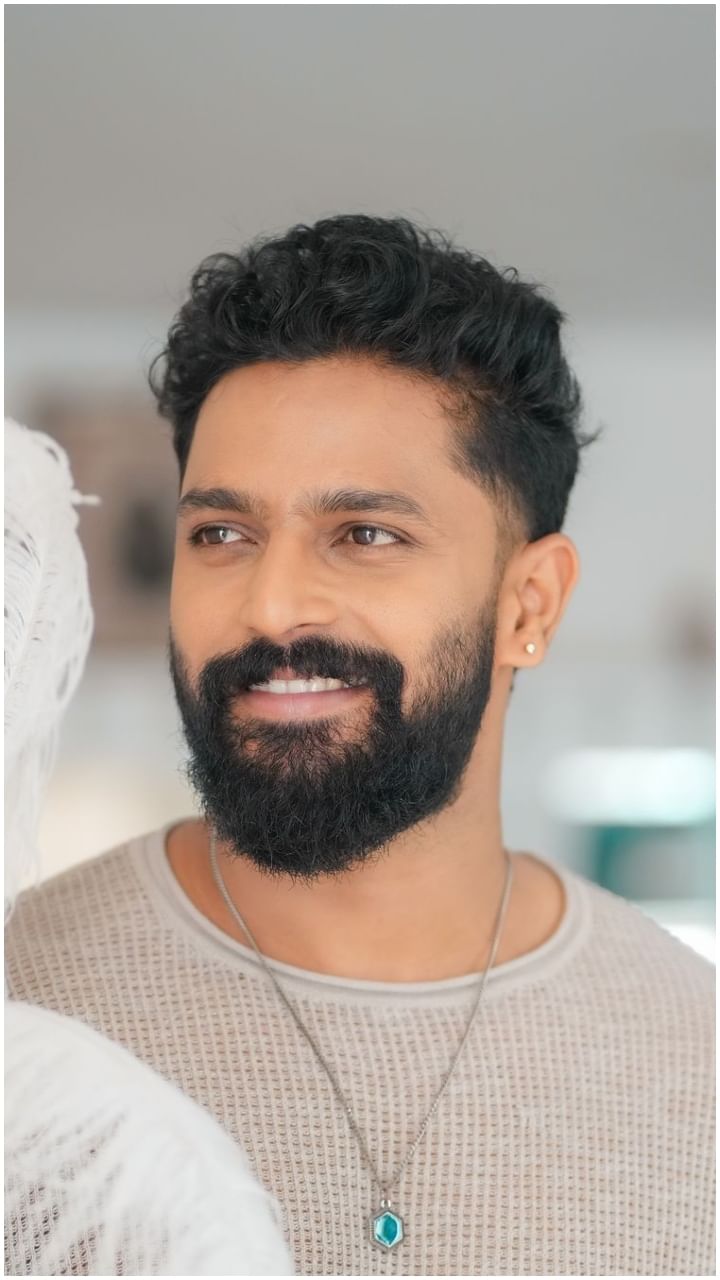 ಕಾರ್ತಿಕ್ ಮಹೇಶ್ ಅವರು ಬಿಗ್ ಬಾಸ್ ಕನ್ನಡ ಸೀಸನ್ 10 ರ ವಿನ್ನರ್ ಆಗಿ ಫೇಮಸ್ ಆಗಿದ್ದಾರೆ.