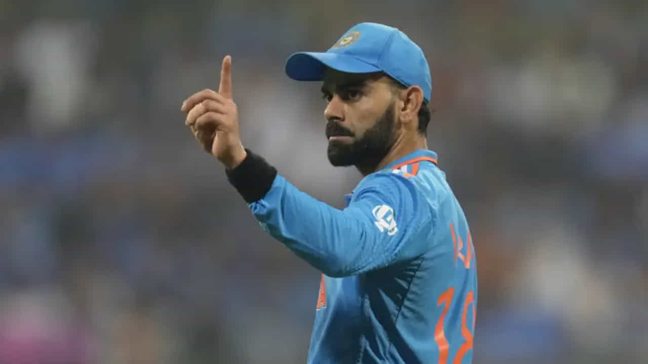 ಟೀಂ ಇಂಡಿಯಾದ ಅನುಭವಿ ಆಟಗಾರ ಮತ್ತು ಮಾಜಿ ನಾಯಕ ವಿರಾಟ್ ಕೊಹ್ಲಿ ಅಂತರರಾಷ್ಟ್ರೀಯ ಕ್ರಿಕೆಟ್ಗೆ ಕಾಲಿರಿಸಿ ಇಂದಿಗೆ ಭರ್ತಿ 16 ವರ್ಷ. ಅಂದರೆ 16 ವರ್ಷಗಳ ಹಿಂದೆ ಇದೇ ದಿನ ವಿರಾಟ್ ಕೊಹ್ಲಿ ತಮ್ಮ ಚೊಚ್ಚಲ ಅಂತರರಾಷ್ಟ್ರೀಯ ಪಂದ್ಯವನ್ನಾಡಿದ್ದರು. ಅಂದಿನಿಂದ ಇಂದಿನವರೆಗೆ ಕ್ರಿಕೆಟ್ ಲೋಕದಲ್ಲಿ ಸಾಮ್ರಾಟನಾಗಿ ಮೆರೆದಿರುವ ಕಿಂಗ್ ಕೊಹ್ಲಿ ಲೆಕ್ಕವಿಲ್ಲದಷ್ಟು ದಾಖಲೆಗಳನ್ನು ತಮ್ಮ ಖಾತೆಗೆ ಹಾಕಿಕೊಂಡಿದ್ದಾರೆ.