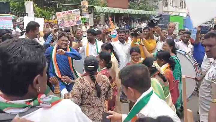 ಕೋಲಾರ: ಮಹಿಳಾ ಕಾರ್ಯಕರ್ತರ ಜೊತೆ ಕುಣಿದು ಕುಪ್ಪಳಿಸಿದ ಶಾಸಕ ನಾರಾಯಣಸ್ವಾಮಿ, ವಿಡಿಯೋ ನೋಡಿ ಕೋಲಾರ: ಮಹಿಳಾ ಕಾರ್ಯಕರ್ತರ ಜೊತೆ ಕುಣಿದು ಕುಪ್ಪಳಿಸಿದ ಶಾಸಕ ನಾರಾಯಣಸ್ವಾಮಿ, ವಿಡಿಯೋ ನೋಡಿ