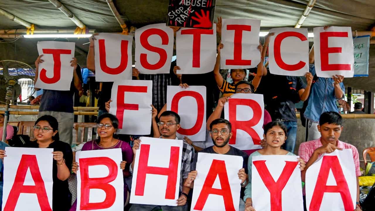 Kolkata doctor murder: ಒಂದೇ ರಾತ್ರಿಯಲ್ಲಿ ಎಲ್ಲ ಕನಸುಗಳು ಛಿದ್ರವಾಗಿಬಿಟ್ಟಿತು; ಸಂದರ್ಶನದಲ್ಲಿ ಕಣ್ಣೀರು ಹಾಕಿದ ವೈದ್ಯೆಯ ಅಪ್ಪ Kolkata doctor murder: ಒಂದೇ ರಾತ್ರಿಯಲ್ಲಿ ಎಲ್ಲ ಕನಸುಗಳು ಛಿದ್ರವಾಗಿಬಿಟ್ಟಿತು; ಸಂದರ್ಶನದಲ್ಲಿ ಕಣ್ಣೀರು ಹಾಕಿದ ವೈದ್ಯೆಯ ಅಪ್ಪ
