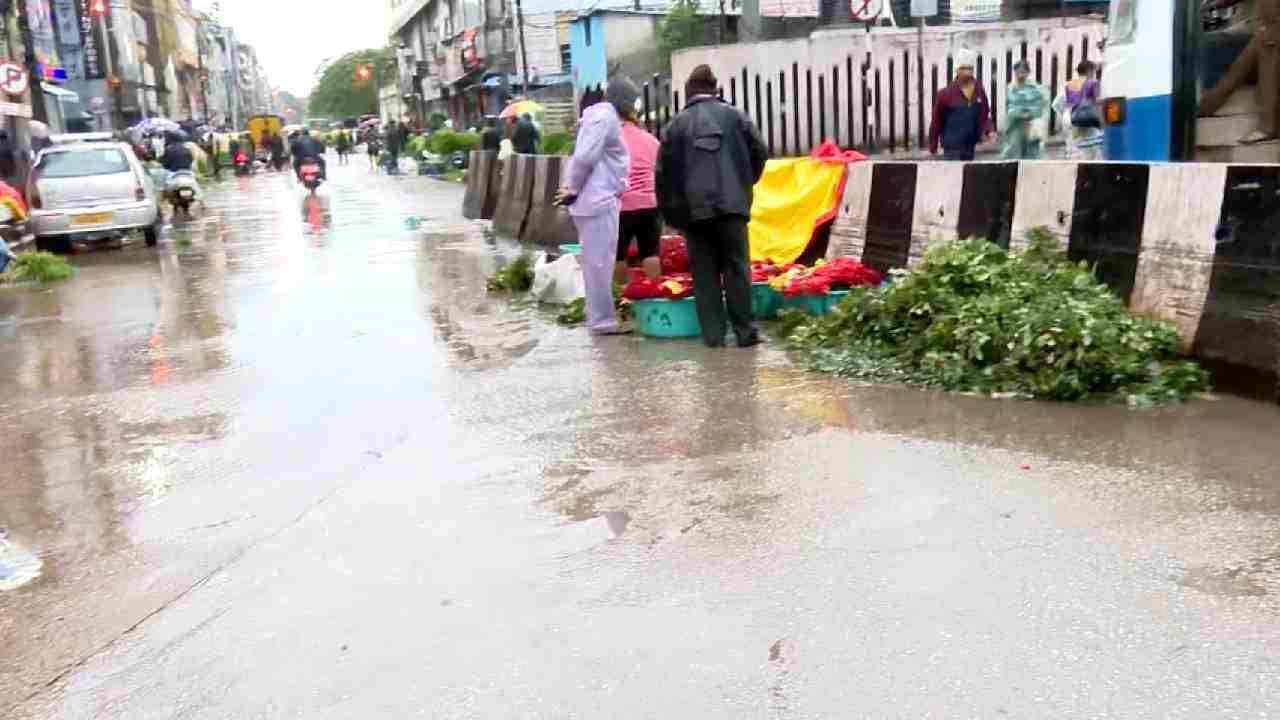 ರಾತ್ರೋರಾತ್ರಿ ಬೆಂಗಳೂರಲ್ಲಿ ದಿಢೀರ್ ಮಳೆ ಸುರಿದಿದ್ದು, ಮನೆಯಿಂದ ಹೊರಬಂದವರು ನಲುಗಿ ಹೋಗಿದ್ದಾರೆ. ಮೆಜೆಸ್ಟಿಕ್, ರಾಜಾಜಿನಗರ, ಮಲ್ಲೇಶ್ವರಂ, ಯಶವಂತಪುರ, ಶಾಂತಿನಗರ, ವಿಧಾನಸೌಧ, ಶಿವಾಜಿನಗರ, ಕಾರ್ಪೊರೇಷನ್ ಸರ್ಕಲ್, ಟೌನ್​ಹಾಲ್, ಜಯನಗರ ಸೇರಿ ಹಲವೆಡೆ ಅವಾಂತರಗಳನ್ನು ಸೃಷ್ಟಿಸಿದೆ.