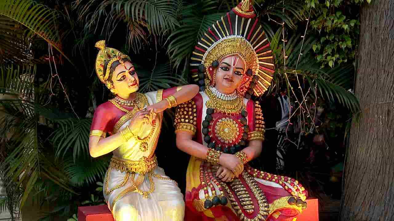 ರಾಜಧಾನಿ ಬೆಂಗಳೂರಿನಲ್ಲಿ ಕುಂದಾಪುರ ಪ್ರತಿಷ್ಠಾನದ ವತಿಯಿಂದ ಕುಂದಾಪುರ ಕನ್ನಡ ಹಬ್ಬ ಆಚಾರಣೆ ಮಾಡಲಾಗುತ್ತಿದೆ. ಈ ಕುಂದಾಪುರ ಹಬ್ಬವನ್ನ ನಟ ರಿಷಬ್ ಶೆಟ್ಟಿ ಉದ್ಘಾಟನೆ ಮಾಡಿದ್ದಾರೆ. ಇನ್ನು ಈ ಕಾರ್ಯಕ್ರಮ ನಗರದ ಪ್ಯಾಲೇಸ್ ಗ್ರೌಂಡ್ನಲ್ಲಿ ನಡೆಯುತ್ತಿದ್ದು ಕುಂದಾಪುರವನ್ನೇ ಬೆಂಗಳೂರಿನಲ್ಲಿ ಮರು ಸೃಷ್ಟಿ ಮಾಡಿದಂತಿತ್ತು.