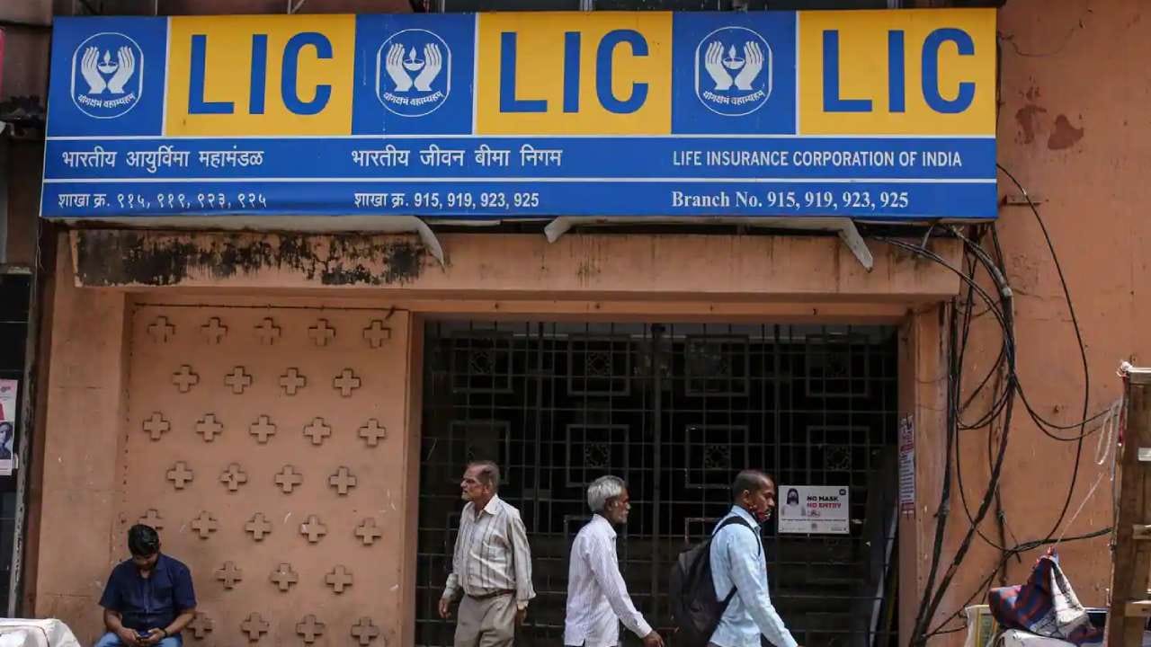 ಷೇರು ಮಾರುಕಟ್ಟೆಯಲ್ಲಿ ಈ ವರ್ಷ ಎಲ್ಐಸಿಯಿಂದ 1.30 ಲಕ್ಷ ಕೋಟಿ ರೂ ಹೂಡಿಕೆ ಷೇರು ಮಾರುಕಟ್ಟೆಯಲ್ಲಿ ಈ ವರ್ಷ ಎಲ್ಐಸಿಯಿಂದ 1.30 ಲಕ್ಷ ಕೋಟಿ ರೂ ಹೂಡಿಕೆ